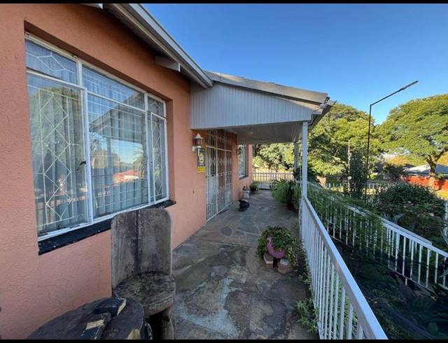 3 BEDROOM HOUSE FOR SALE IN BEZUIDENHOUT VALLEY